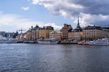 Stockholm 'deki eski şehir Gamla Stan' e doğru bakın.