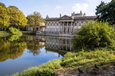 Polonya 'daki Varşova' daki Royal Bath Park 'taki adada bir saray.