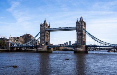 Londra 'daki Tower Köprüsü - en tanınmış simgelerden biri.