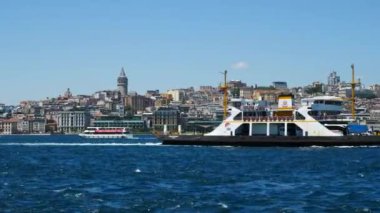 İstanbul 'daki Golden Horn Estuary ve Galata Köprüsü - 60 fps video
