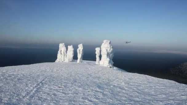 Birds Eye Zicht Besneeuwde Bergen Grote Sneeuwstapels Met Grote Besneeuwde — Stockvideo
