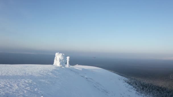 从空中俯瞰雪地覆盖着石块和白色的山谷 冬眠在蓝天的背景下 — 图库视频影像