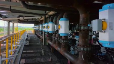 İnşaat alanında çalışanlar. Şarjör. Bina inşaatı süreci, endüstriyel geçmiş