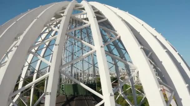 ビーム付きドーム構造のトップビュー ストック映像 ビームが付いている金属のドームの美しい建築 現代都市の背景にある空気スペースを備えた金属のセミアークで作られたドーム — ストック動画