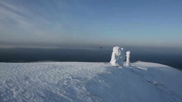 Fågelskådning Över Snöiga Bergen Klipp Stora Snöhögar Med Stora Snöiga — Stockvideo