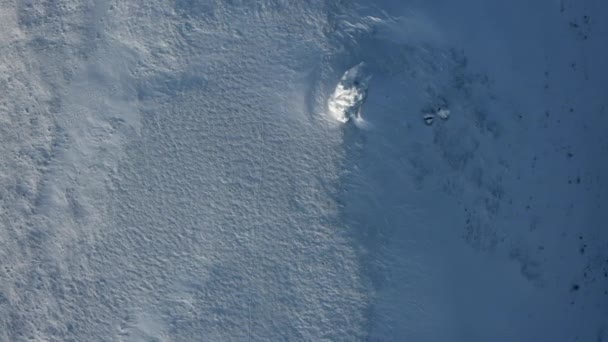 Vista Aérea Sobre Bloques Piedra Cubiertos Nieve Valle Blanco Clip — Vídeos de Stock