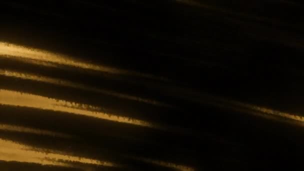 Черном Фоне Сияют Золотые Солнечные Лучи Движение Яркие Лучи Света — стоковое видео