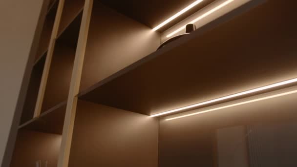 Glühende Schrankregale Archivmaterial Modernes Interieur Mit Leuchtenden Lichtlinien Glühende Lampen — Stockvideo