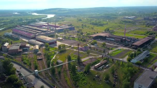 工場生産エリア クリップ 夏の日の産業地帯の空中ビュー 空中ビュー — ストック動画