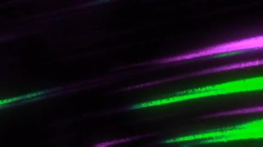 Gece gökyüzünün her yerinde güzel aurora borealis şeritleri var. Hareket. Kuzey ışıklarının yanıp sönen renkli çizgileri