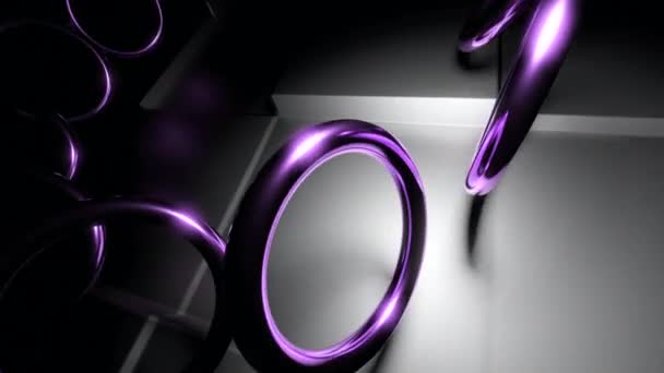 在银表面上旋转和悬浮紫色金属环 旋转的发光体轮廓 — 图库视频影像
