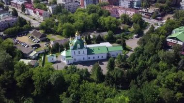 Şehir manzaralı antik mağara manastırının havadan görünüşü. Şarjör. Ortodoks Manastırı. Ağaçlarla çevrili manastırlar.