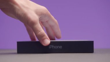 Yeni iPhone. Eylem. Üç kamera ve yeni paketlenmiş kutulu yeni teknoloji geliştirme konsepti. Sadece başyazı için kullan. Yüksek kalite 4k görüntü