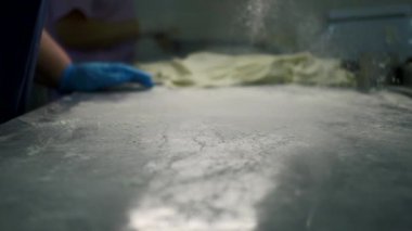 Pişirme sırasında serpiştirilmiş un. Şarjör. Pişirme masasına un serperim. Pişirmek için un serpiyorum. Üretim fırını. 