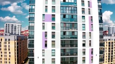 Yeni inşa edilmiş bir şehrin yüksek konutlu binasının havadan görünüşü. Stok görüntüleri. Kentleşme kavramı