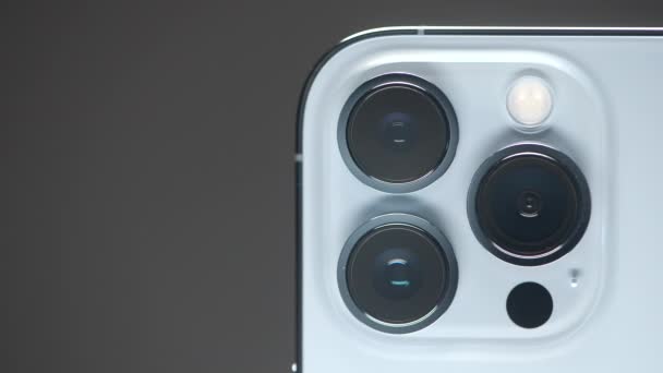 新的Iphone 用三台摄像机和新包装盒实现新的技术开发理念 仅供编辑用 高质量的4K镜头 — 图库视频影像