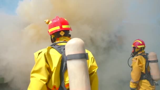 重い煙の背景にある消防士 クリップ 消防士が列車を吸っている 夏の産業用列車の火災 消防士と危険 — ストック動画