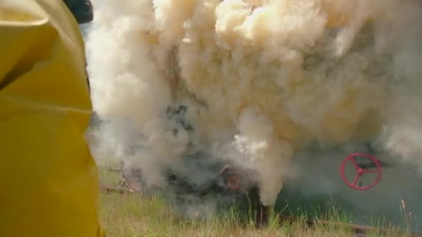 Πυροσβέστες Φόντο Έντονου Καπνού Κλιπ Πυροσβέστες Στο Βαγόνι Καπνίσματος Φωτιά — Αρχείο Βίντεο