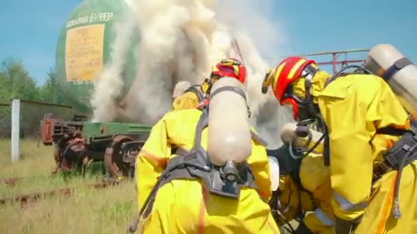 Προετοιμασία Πυροσβεστών Για Την Κατάσβεση Κλιπ Πυροσβέστες Ετοιμάζουν Εξοπλισμό Για — Αρχείο Βίντεο