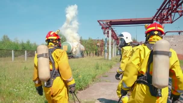 Strażacy Palący Pociąg Klip Strażacy Miejscu Pożaru Dymu Latem Płonący — Wideo stockowe