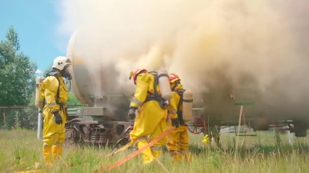 Feuerwehrleute Und Brennender Zug Clip Feuerwehrleute Bereiten Sich Mit Geräten — Stockvideo
