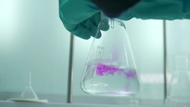Крупним Планом Колба Хімічною Рідиною Кліп Лабораторний Асистент Проводить Експерименти — стокове відео