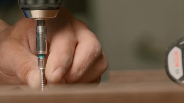 Primer Plano Hombre Carpintero Usando Destornillador Mientras Trabaja Con Producto — Vídeo de stock