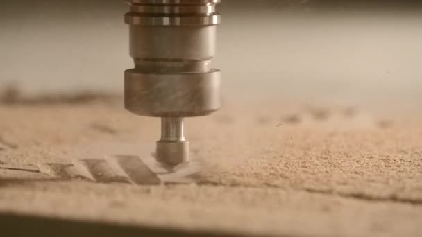 Feche Uma Máquina Escultura Perfurando Uma Prancha Madeira Com Uma — Vídeo de Stock