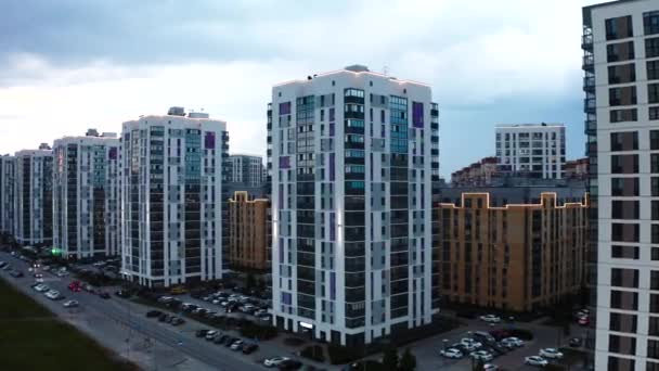 有高层住宅大楼的夜市的空中景观 库存录像 现代典型建筑 — 图库视频影像
