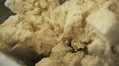 Endüstriyel hamur yoğurma yakın çekim. Şarjör. Endüstriyel tankta hamur yoğurmak. Konserve hamur yoğurmalı fırın üretimi. 