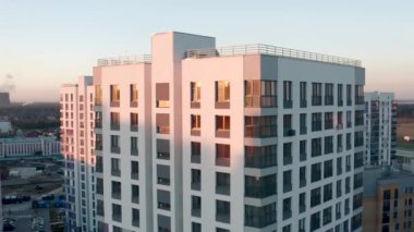 Yeni inşa edilmiş bir şehrin yüksek konutlu binasının havadan görünüşü. Stok görüntüleri. Kentleşme kavramı