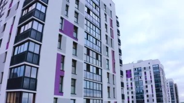 Konut kompleksli şehir manzarası. Stok görüntüleri. Birçok yüksek binası olan yeni şehir bölgesi 