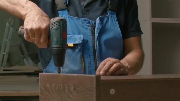 Primer Plano Hombre Carpintero Usando Destornillador Mientras Trabaja Con Producto — Vídeo de stock