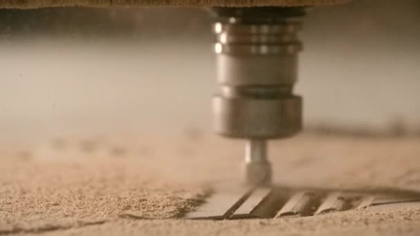 空飛ぶ塵で木製のプランクを掘削する彫刻機の近く クリエイティブ ワークショップでの産業背景 — ストック動画