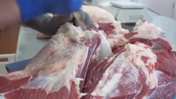 Primer Plano Del Carnicero Cortando Carne Clip Cortar Canal Carne — Vídeo de stock