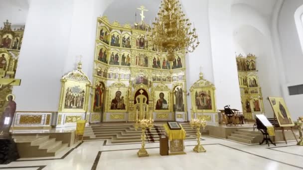 Ściana Złotych Ikon Kościele Klip Wnętrze Jasnego Kościoła Złotymi Ikonami — Wideo stockowe