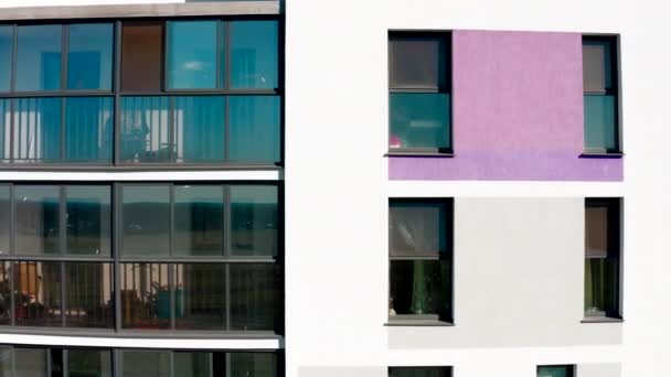 靠近新的多层大楼飞行 有阳台和大窗户 库存录像 城市睡眠区的建筑物 — 图库视频影像