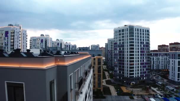 城市景观的空中景观与住宅区 库存录像 有许多高楼的新城区 — 图库视频影像