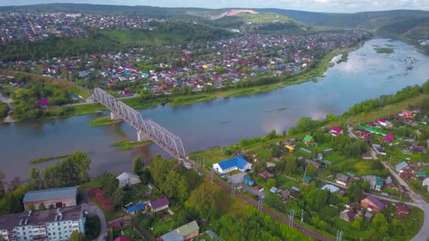 Pemandangan Udara Musim Panas Jepit Sebuah Sungai Kotor Besar Yang — Stok Video