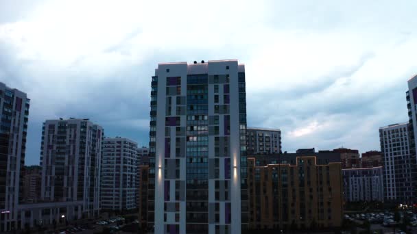 有高层住宅大楼的夜市的空中景观 库存录像 现代典型建筑 — 图库视频影像