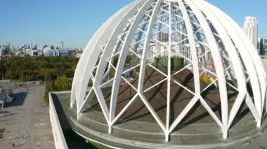 Küresel yapısı kubbeye benzeyen alışılmadık bir binanın havadan görünüşü. Stok görüntüleri. Mimarlık kavramı