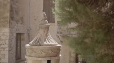 Tatil köyünün eski mimarisi. Başla. Küçük evler ve yeşil ağaçlar. Yüksek kalite 4k görüntü