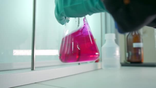 Close Frasco Com Líquido Químico Clipe Assistente Laboratório Realiza Experimentos — Vídeo de Stock