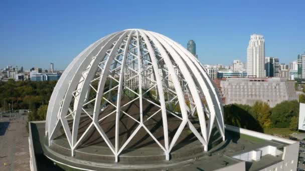 돔처럼 보이는 구조의 특이한 건물의 비디오 건축의 — 비디오