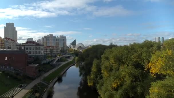 Вид Воздуха Летний Городской Зеленый Парк Текущую Реку Запись Город — стоковое видео