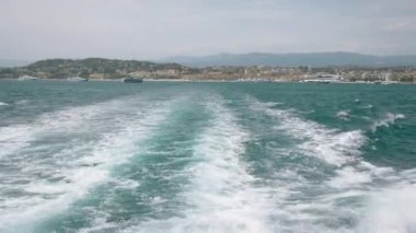 Mavi sakin deniz manzarası. Başla. Dalgalar oluşturan hareketli bir tekneden manzara görünür. Yüksek kalite 4k görüntü