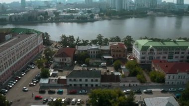 Yazın nehrin en güzel şehri manzarası. Stok görüntüleri. Nehir kıyısındaki modern şehrin manzarası. Yazın nehirde eski ve yeni binaları olan şehir.. 