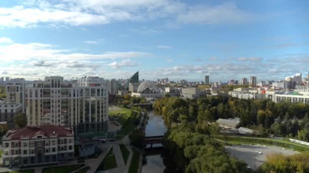 城市夏季绿色公园和一条流淌的河流的空中景观 库存录像 蓝云背景下美丽的城市景观 — 图库视频影像