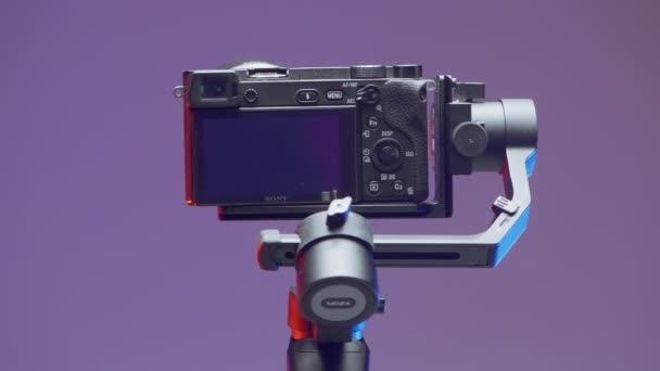 Αξεσουάρ Κάμερας Sony Πάμε Περιστρεφόμενο Τρίποδο Για Λήψη Συνδεδεμένη Κάμερα — Αρχείο Βίντεο