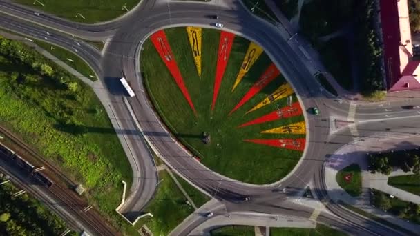 Luchtfoto Van Een Rond Kruispunt Met Bewegende Auto Een Knip — Stockvideo